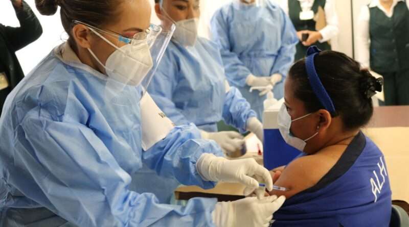 Lamenta IMSS “error” en aplicación de vacuna en Zacatenco, separan a enfermera
