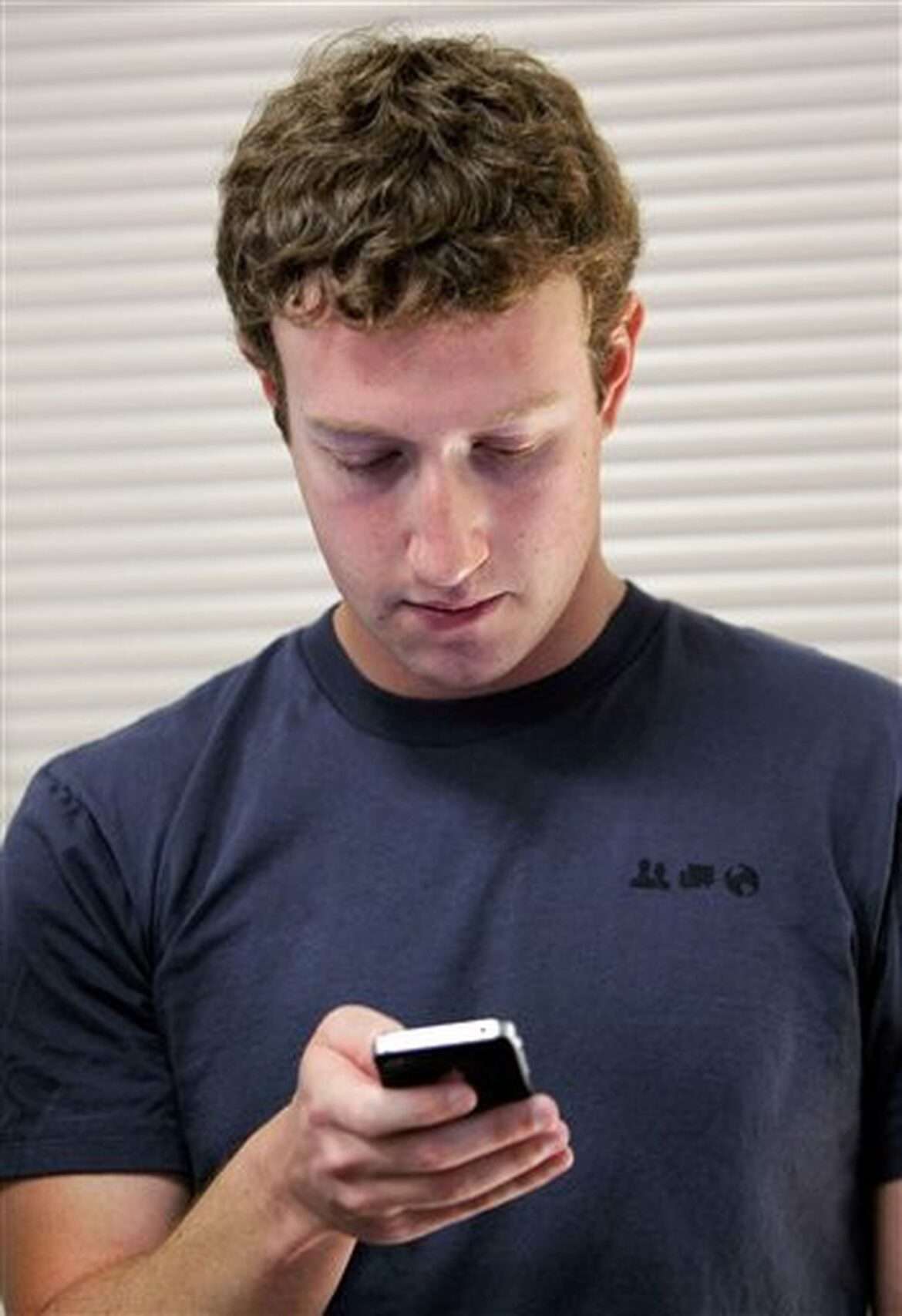Mark Zuckerberg utiliza Signal, NO confía en la privacidad de sus aplicaciones de mensajería.