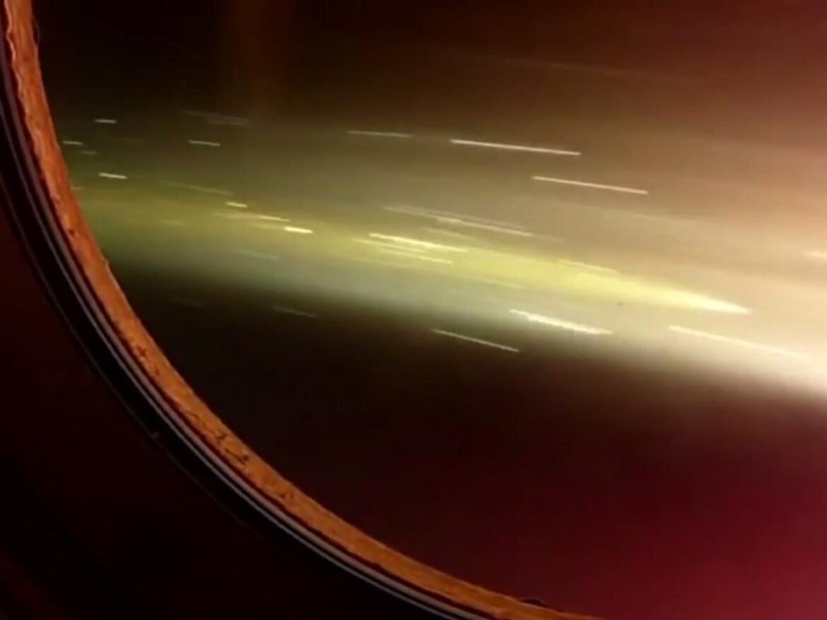 Esto ven los astronautas por su ventana en la reentrada en la Tierra