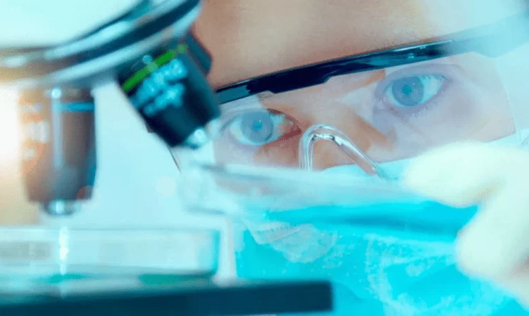 Hallan nueva variante covid científicos de Reino Unido; es peor que Delta, dicen